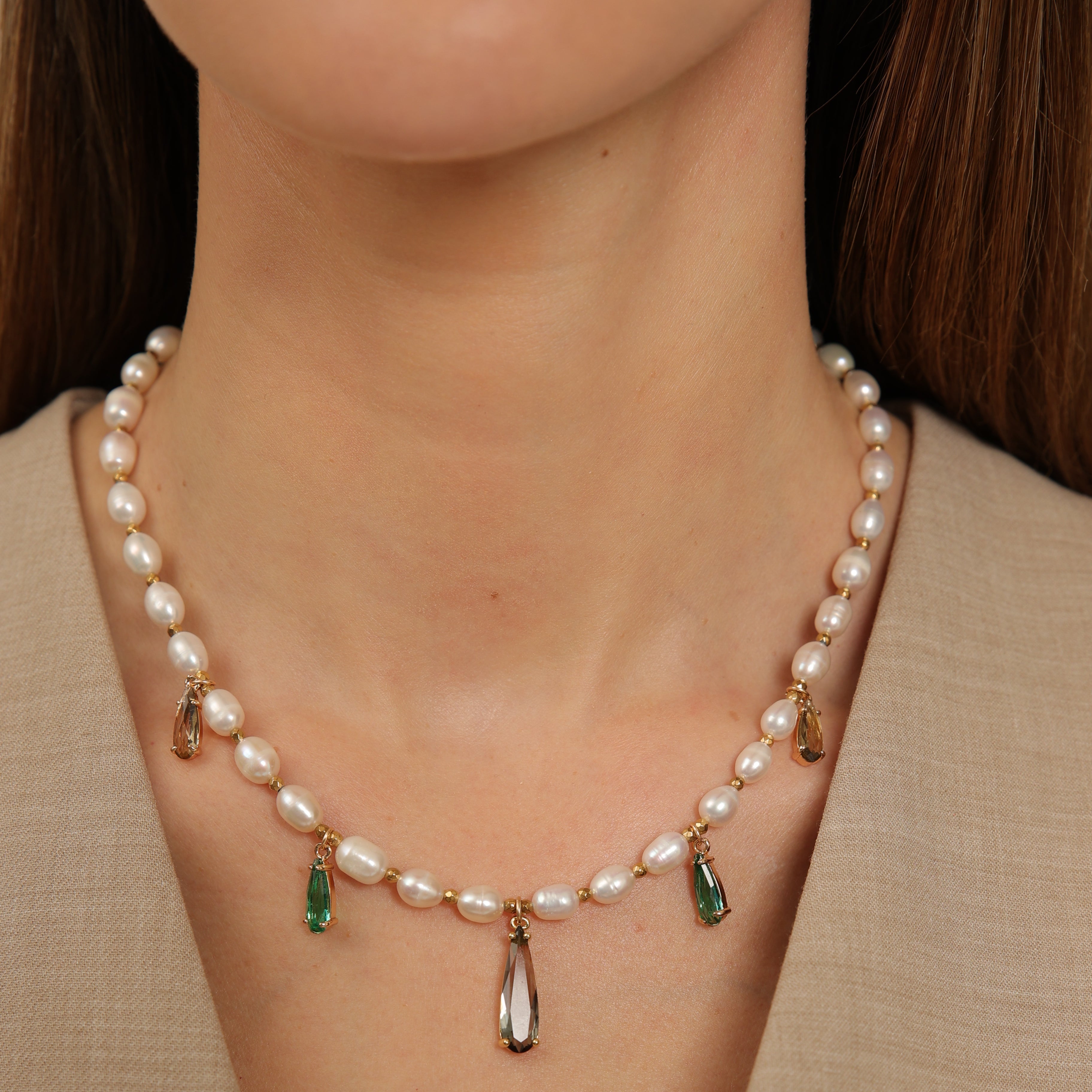 Collier de perles avec pendentifs en forme de larme colorés