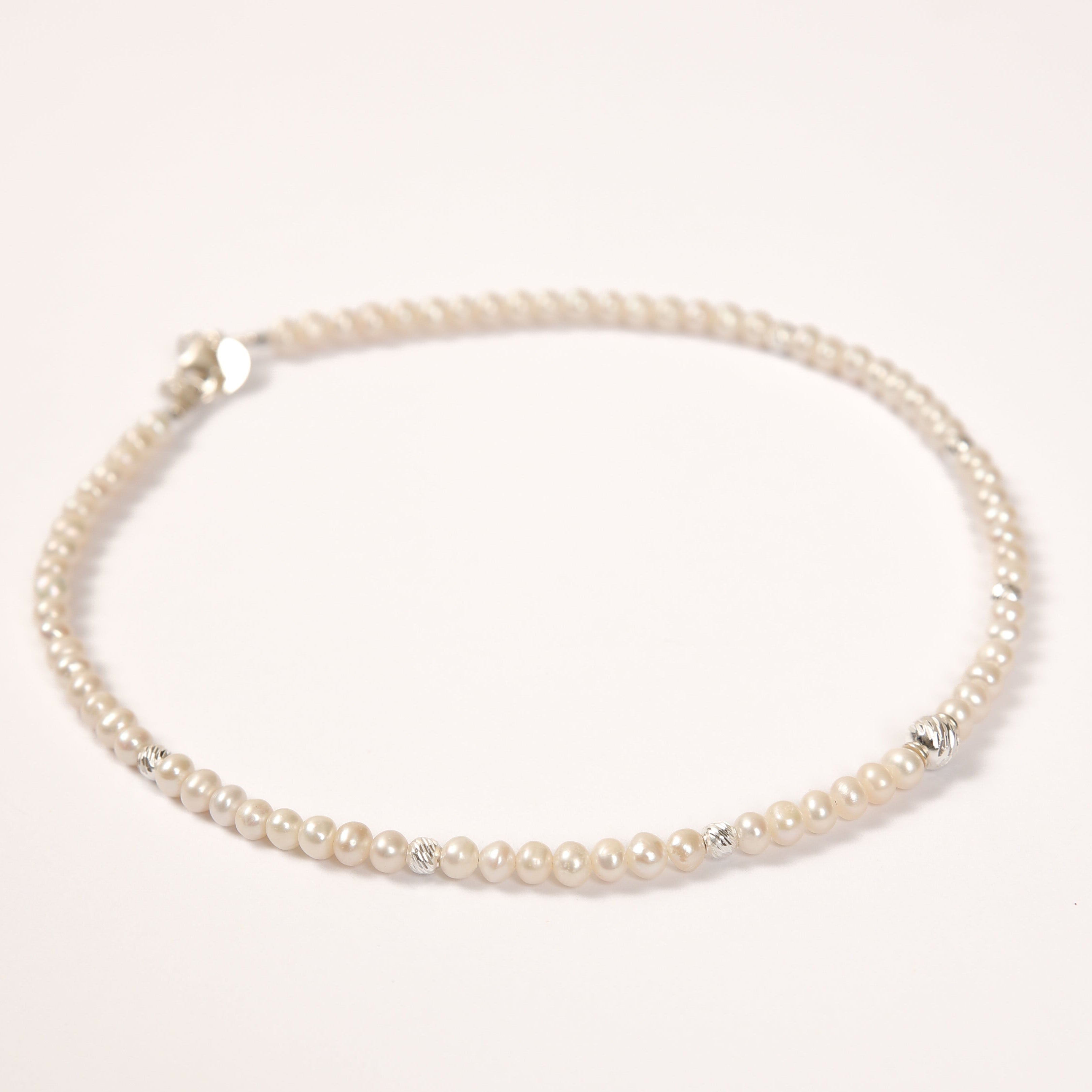 Collier de perles avec sphères rondes