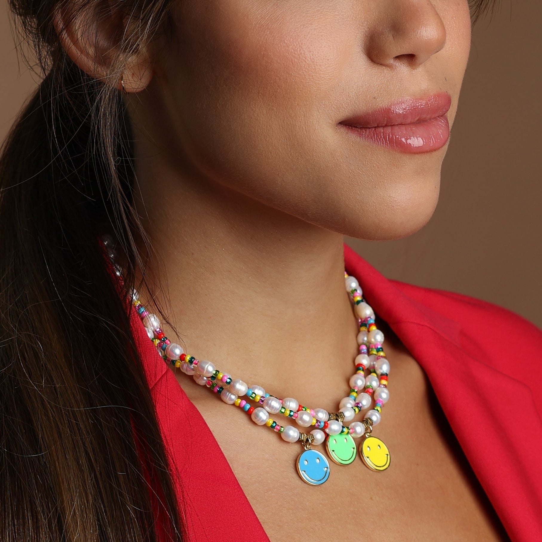 Collier de perles avec pendentif smiley doré