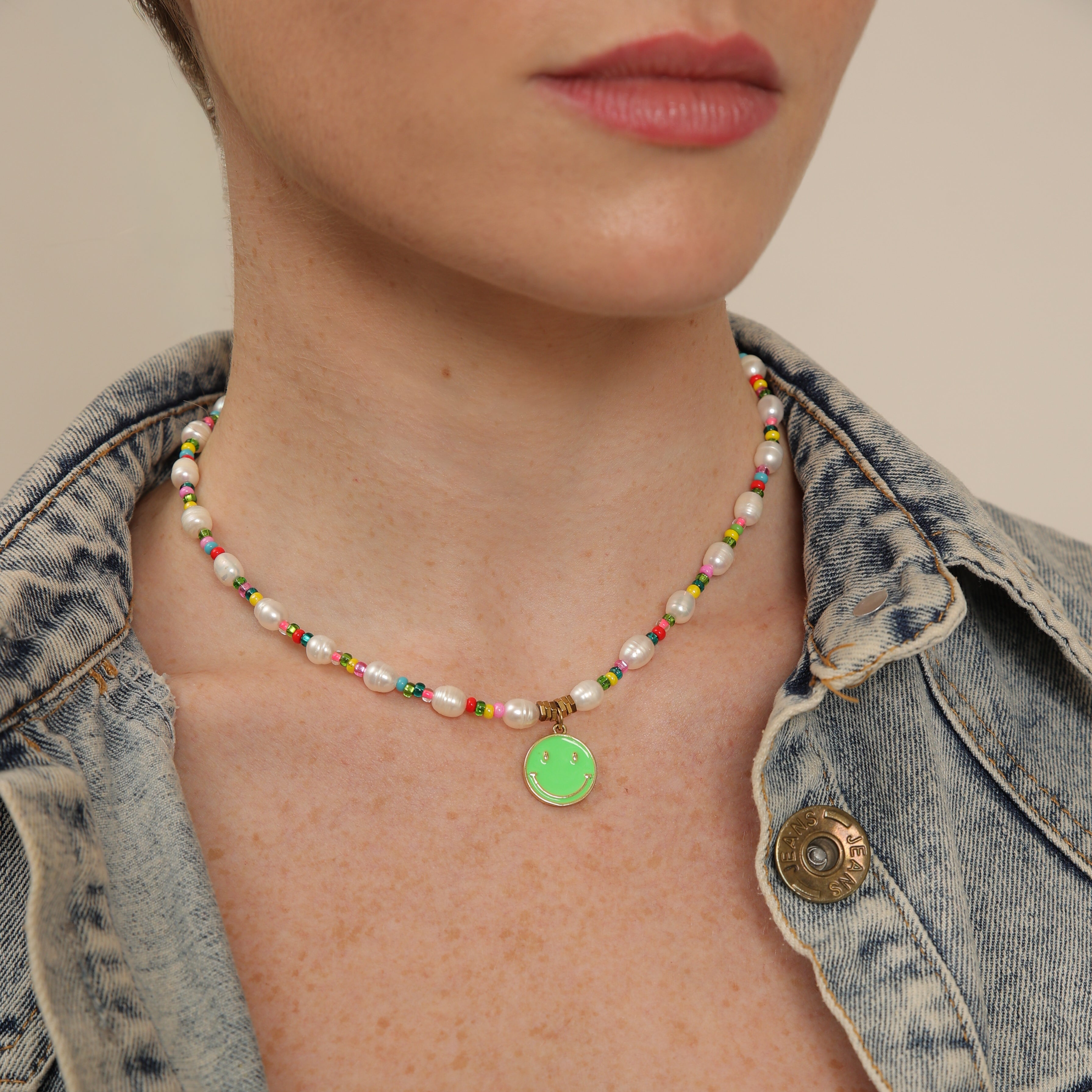 Collier de perles avec pendentif smiley doré