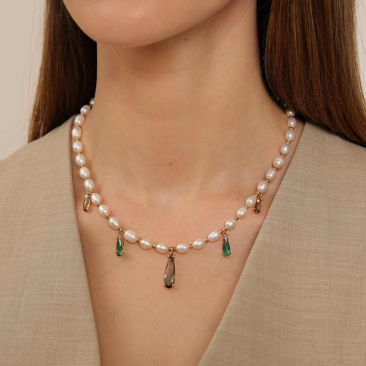 Collar de perlas con colgantes de lágrima de colores