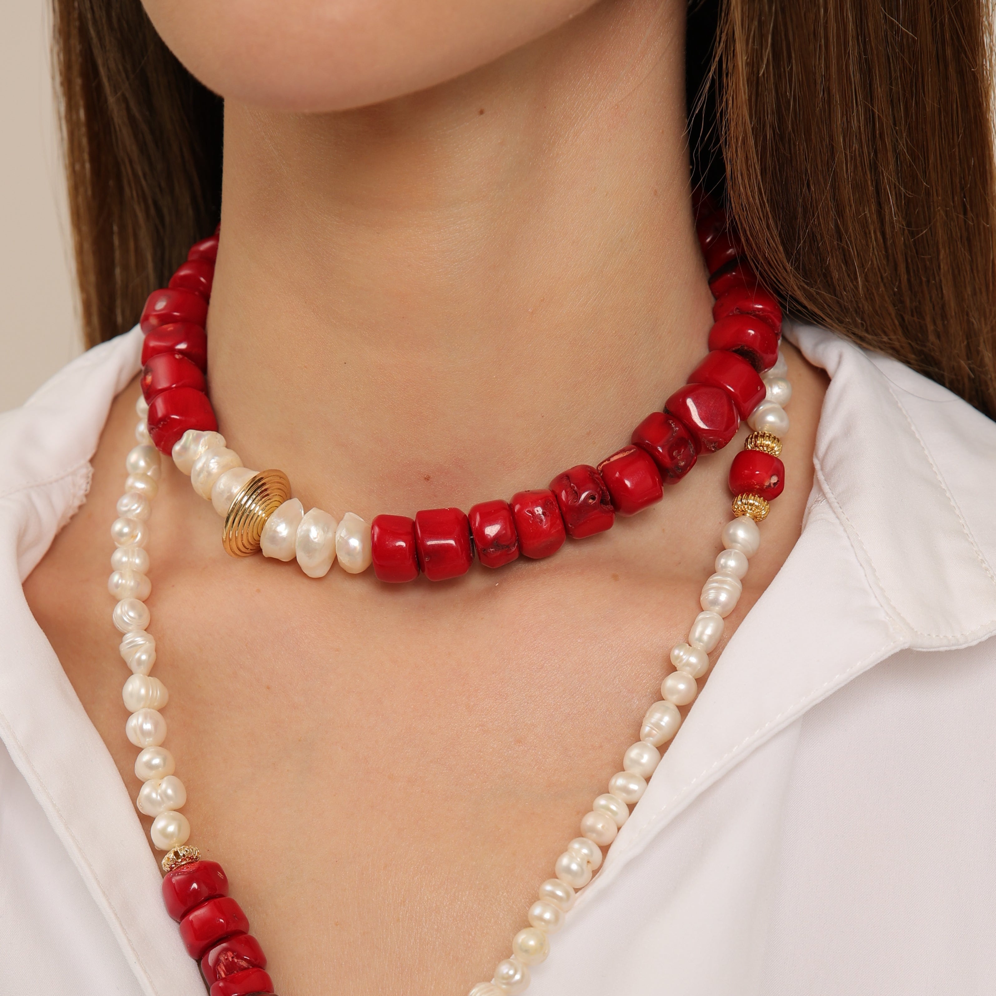 Gargantilla de coral rojo con perlas