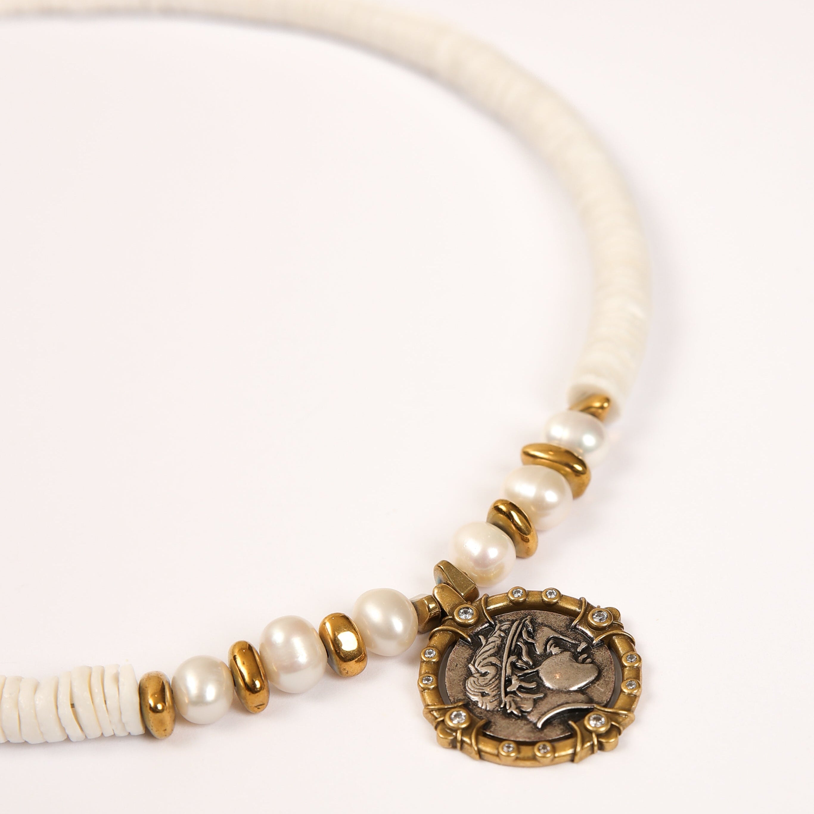 Collier ras-de-cou en corail blanc avec pendentif en forme de pièce romaine