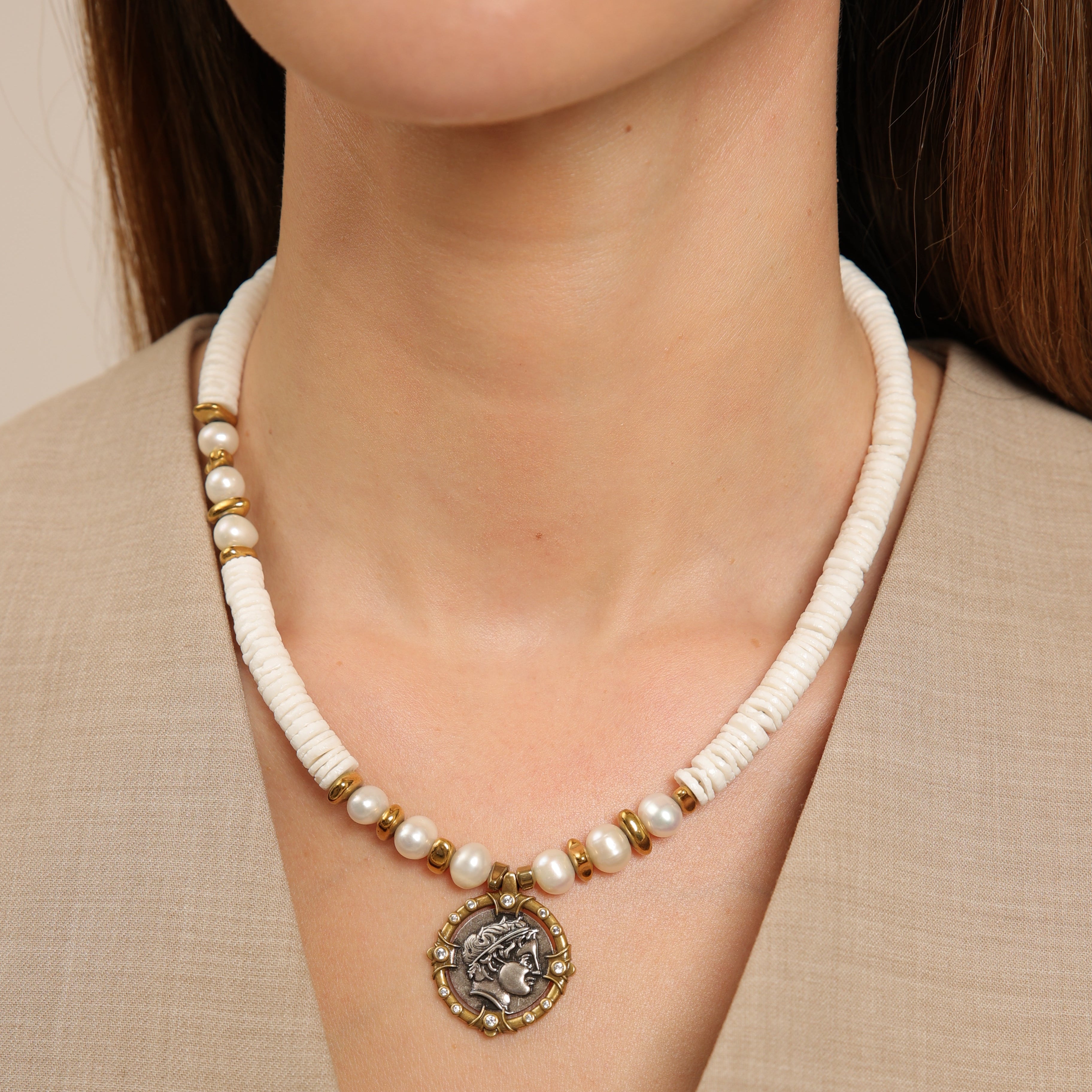 Collier ras-de-cou en corail blanc avec pendentif en forme de pièce romaine