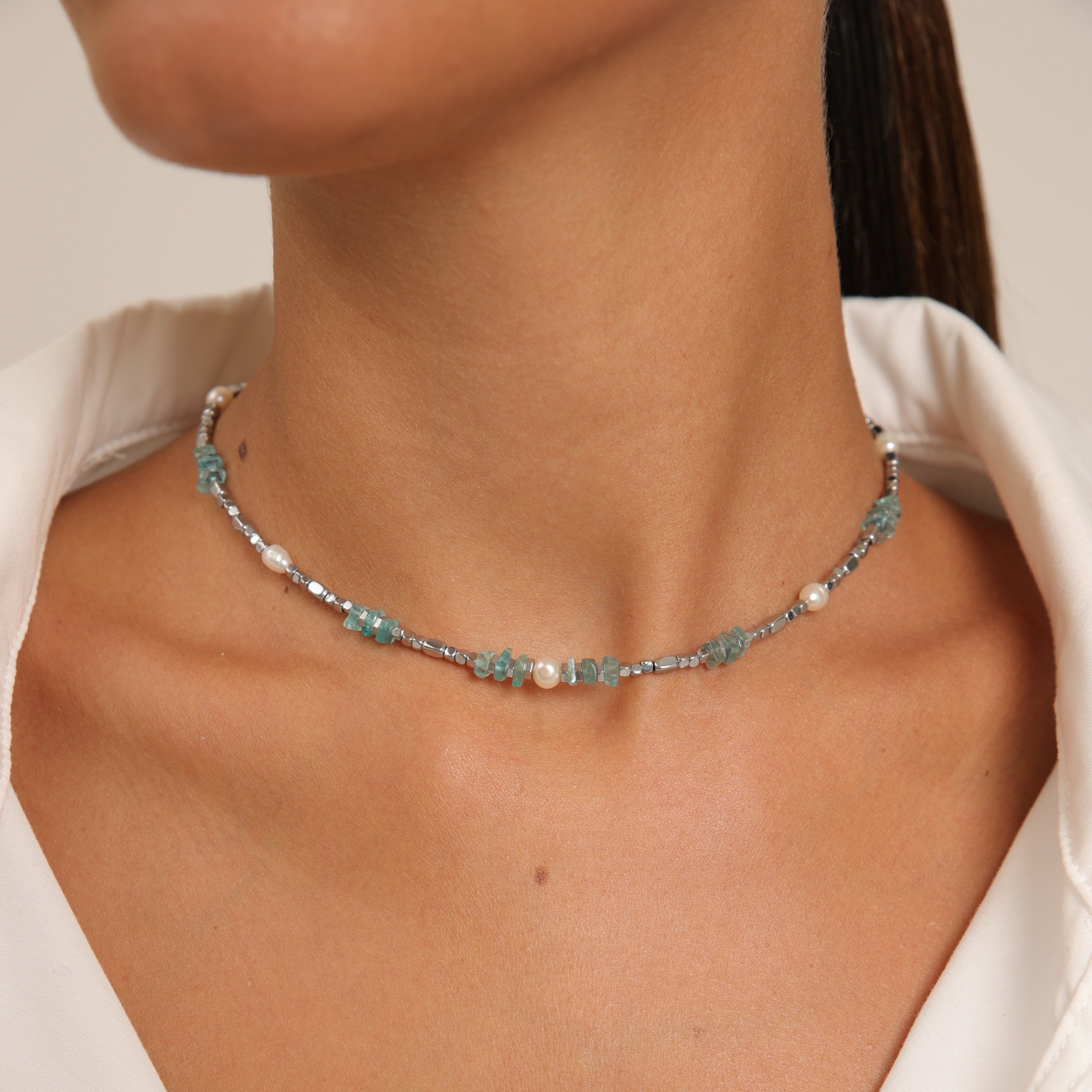 Gargantilla de hematita con perla y apatita azul