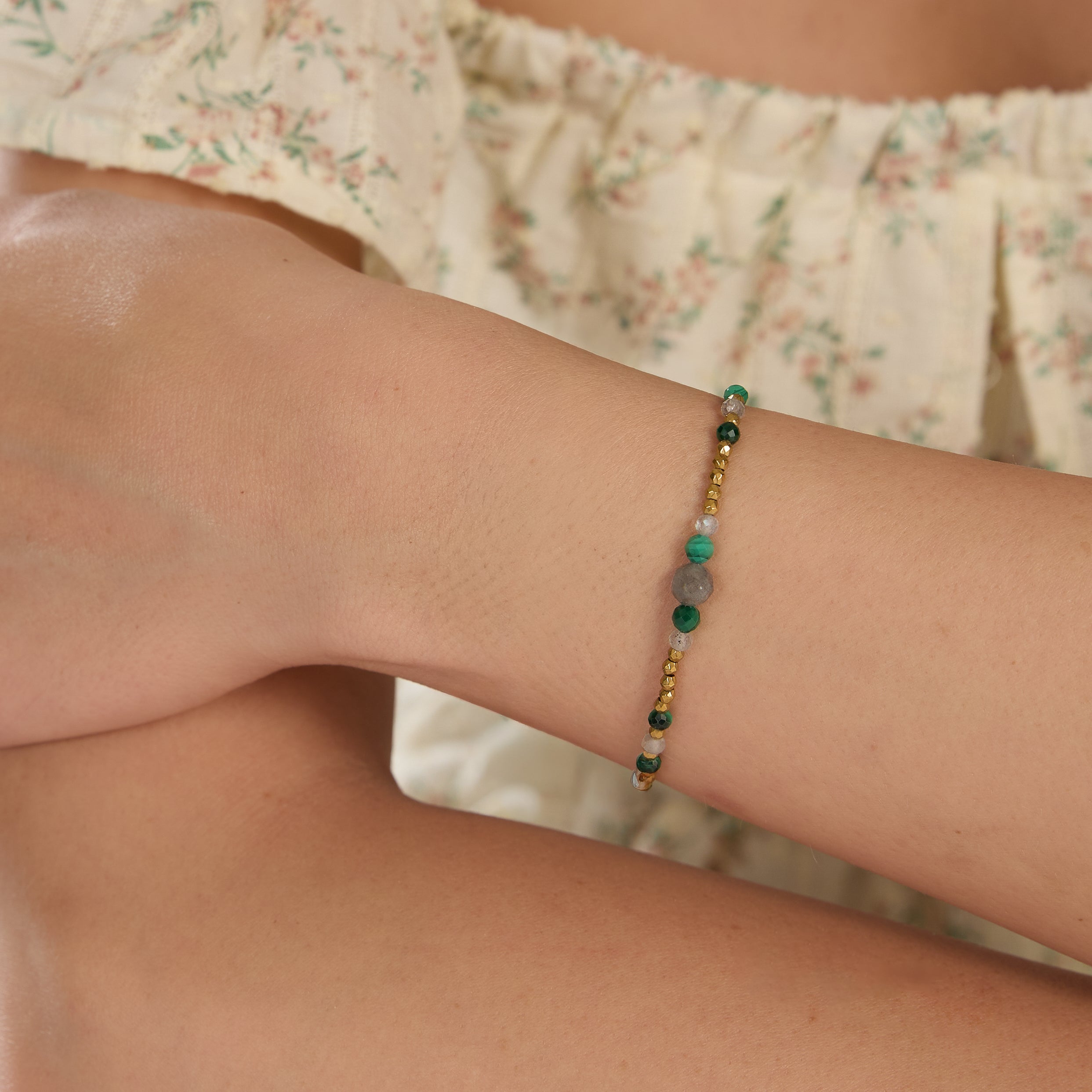 BRACELET EN HÉMATITE - AVEC SPHÈRE REMPLIE D'OR