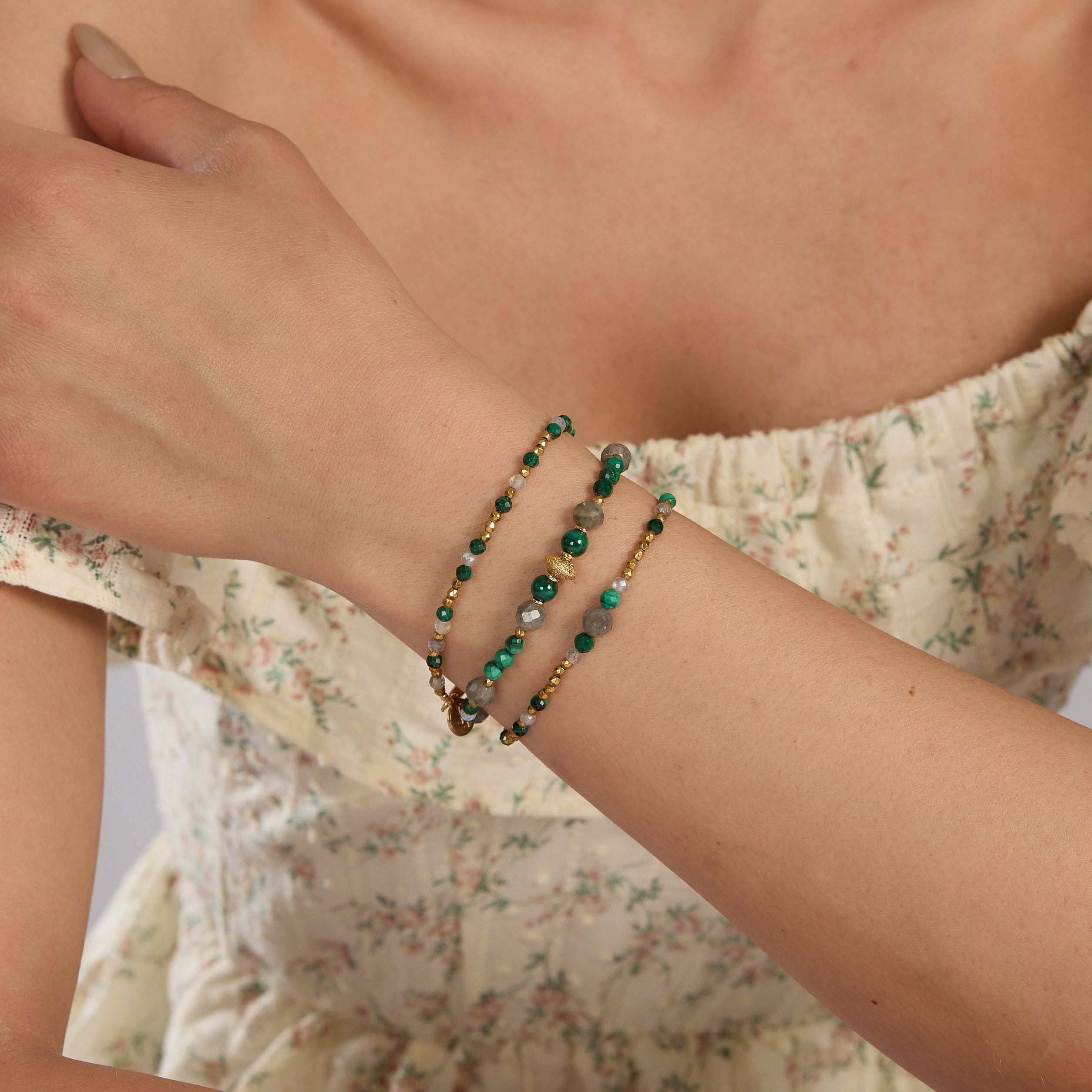 BRACELET EN HÉMATITE - AVEC SPHÈRE REMPLIE D'OR