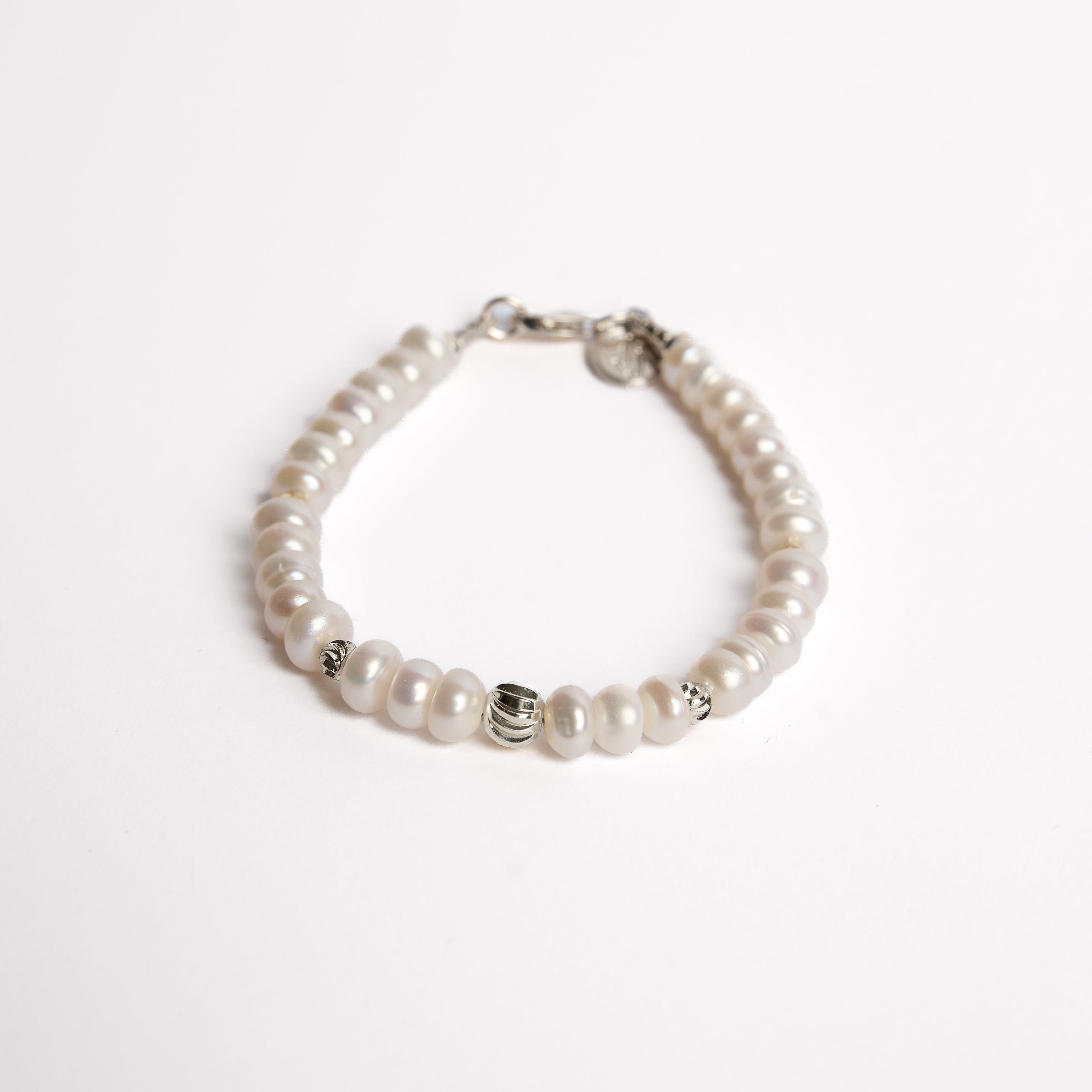 PULSERA DE PERLAS CON ESFERAS RELLENAS DE ORO