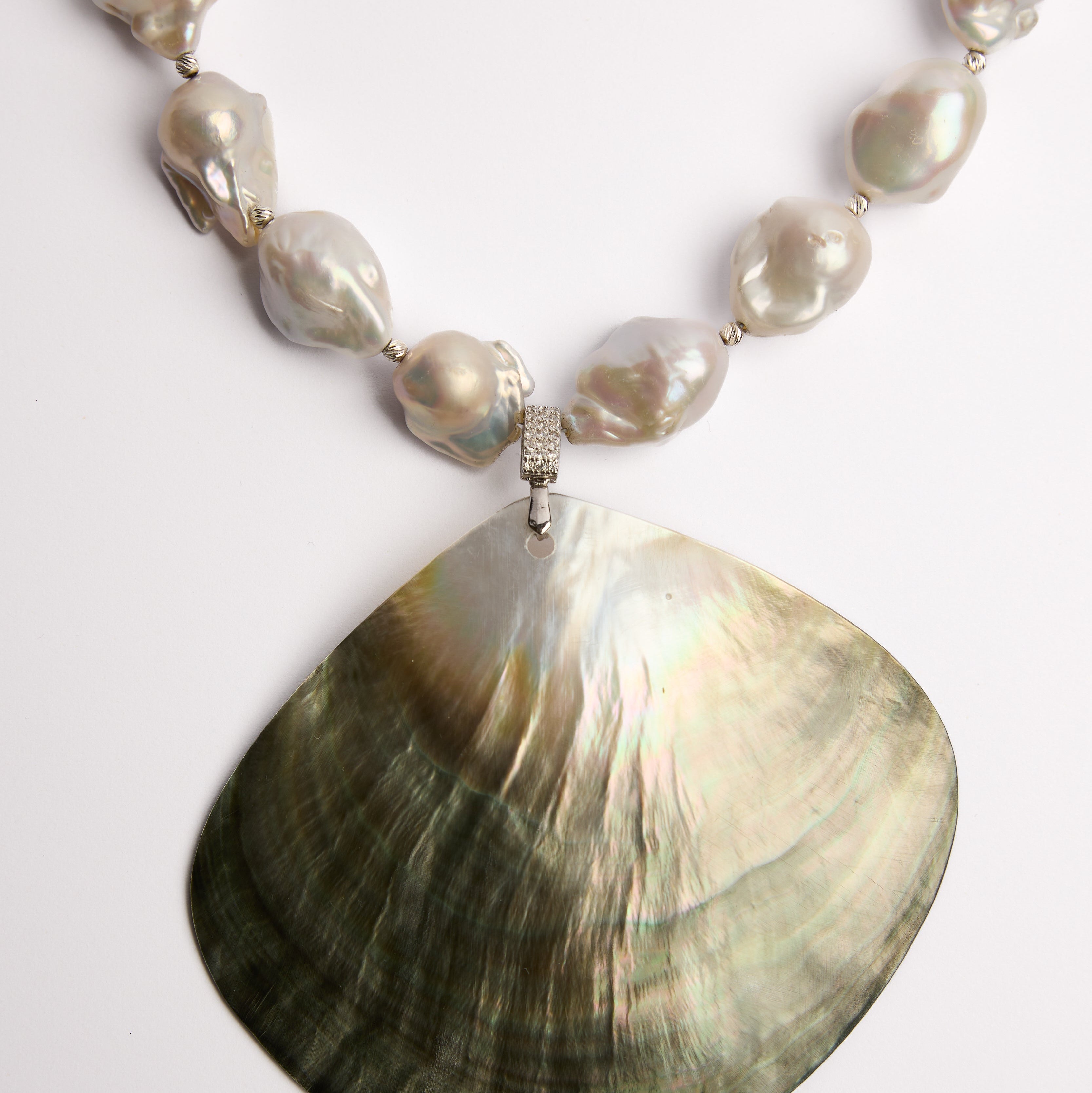 Collar de perlas con diseño anudado