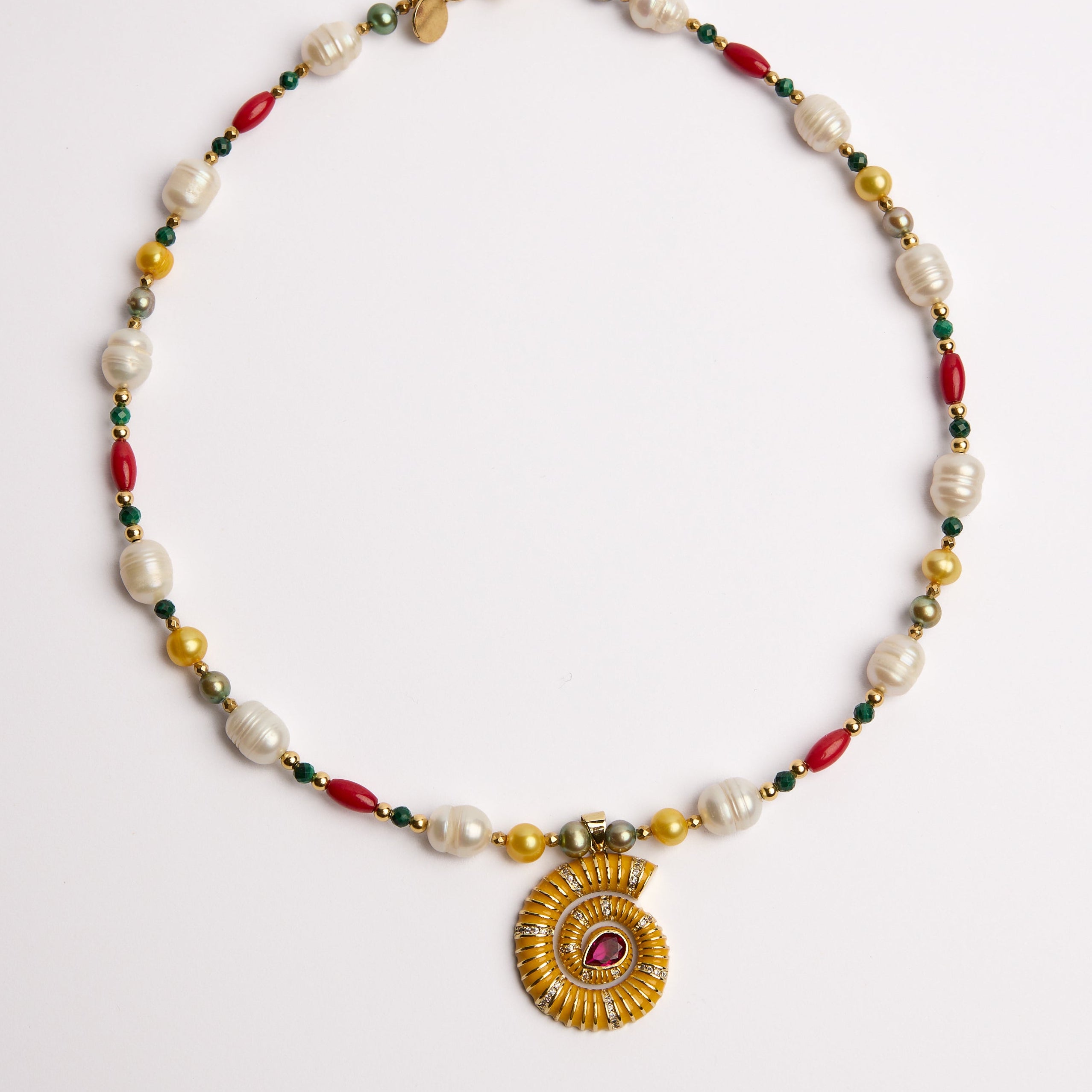 Collar de perlas con colgante de concha de nautilus