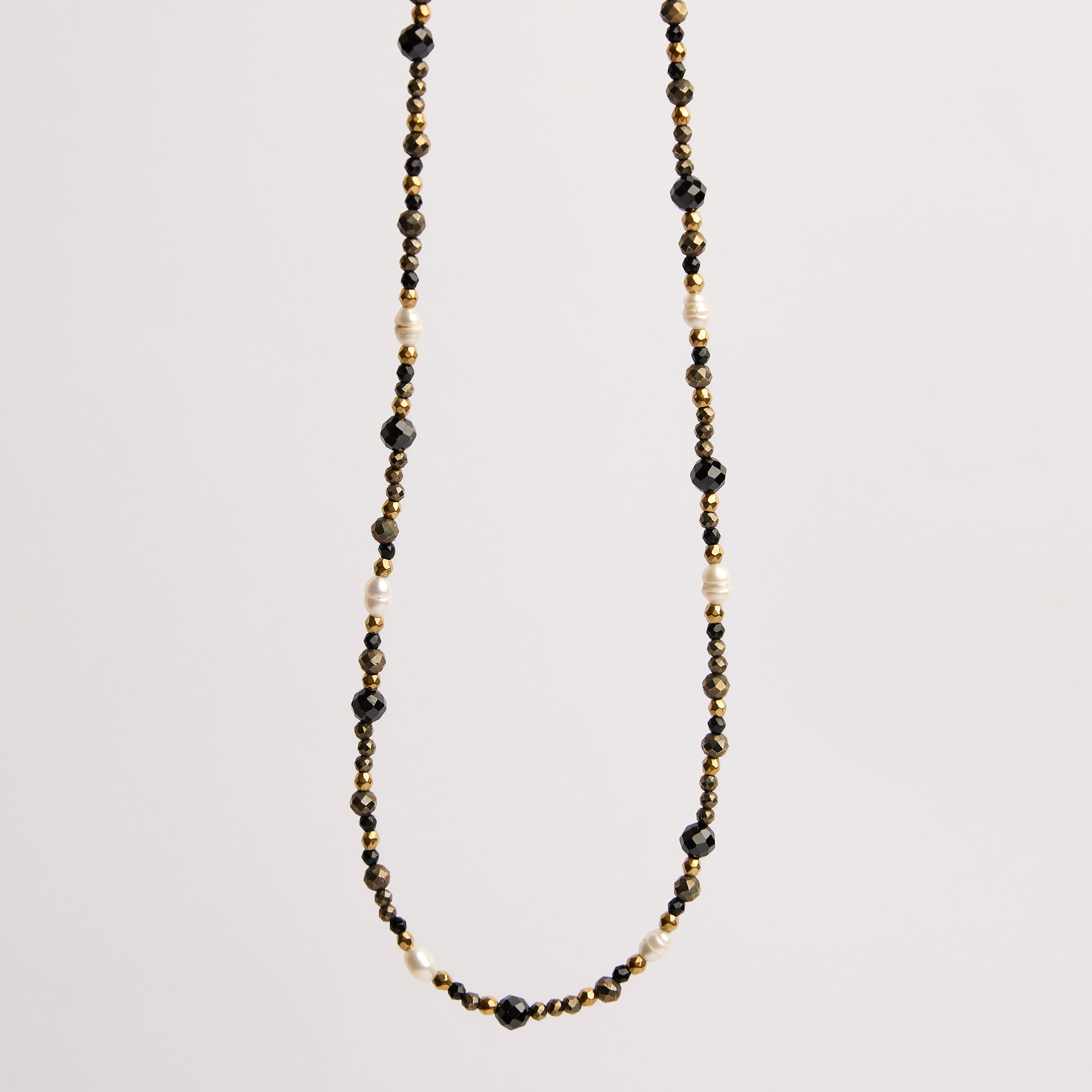Collar de pirita con perlas de arroz y ónix