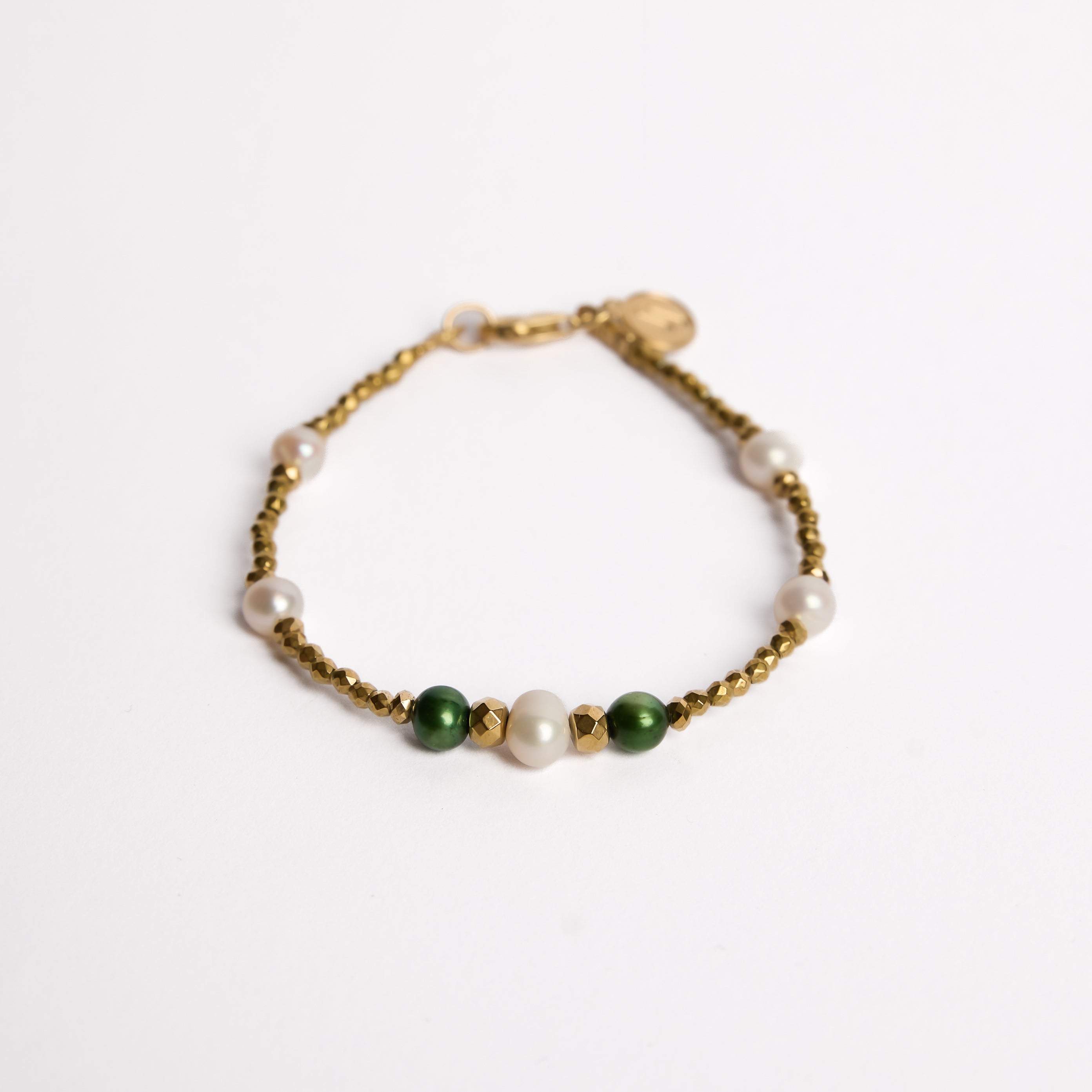 PULSERA DE HEMATITA - CON PERLAS BLANCAS Y VERDES