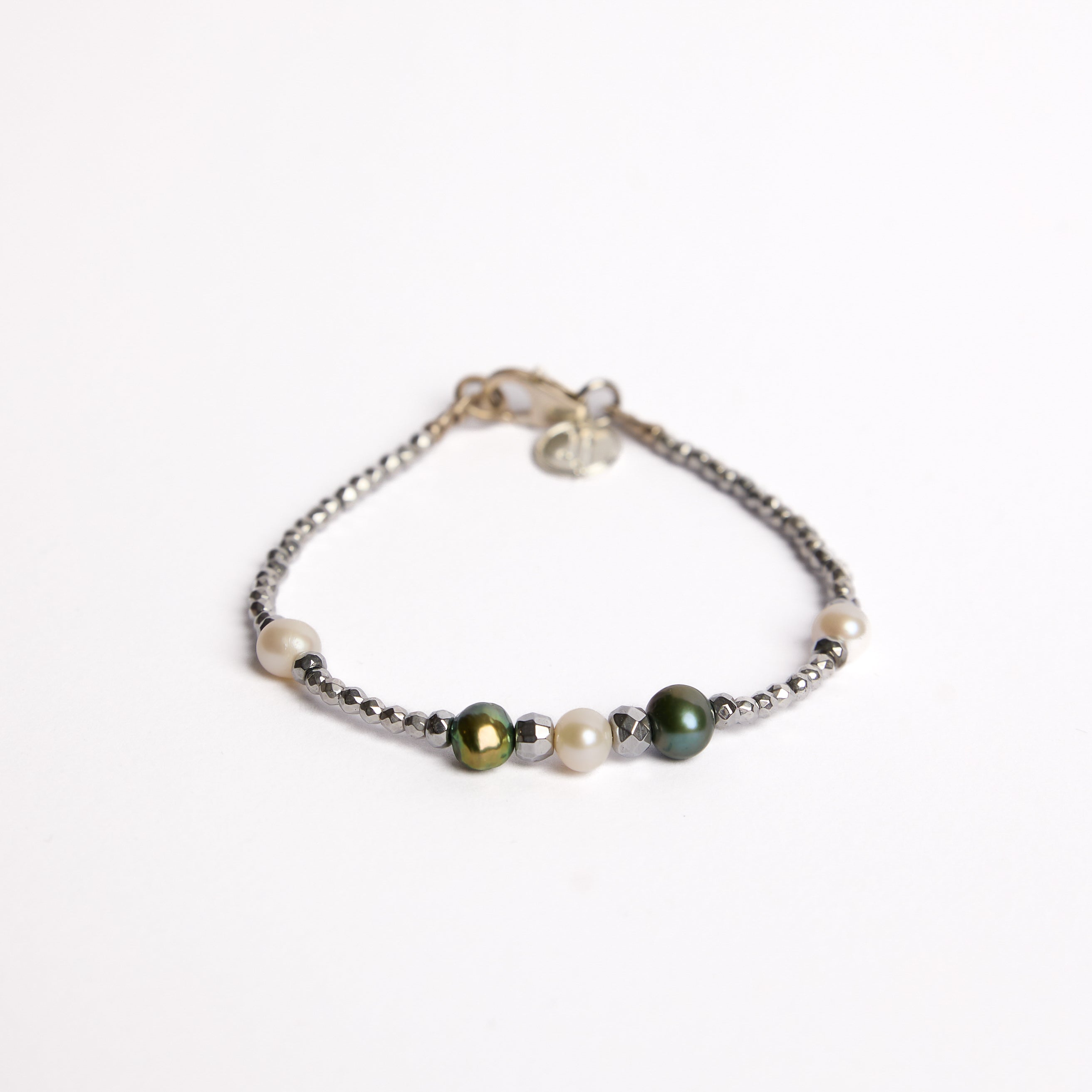 PULSERA DE HEMATITA - CON PERLAS BLANCAS Y VERDES