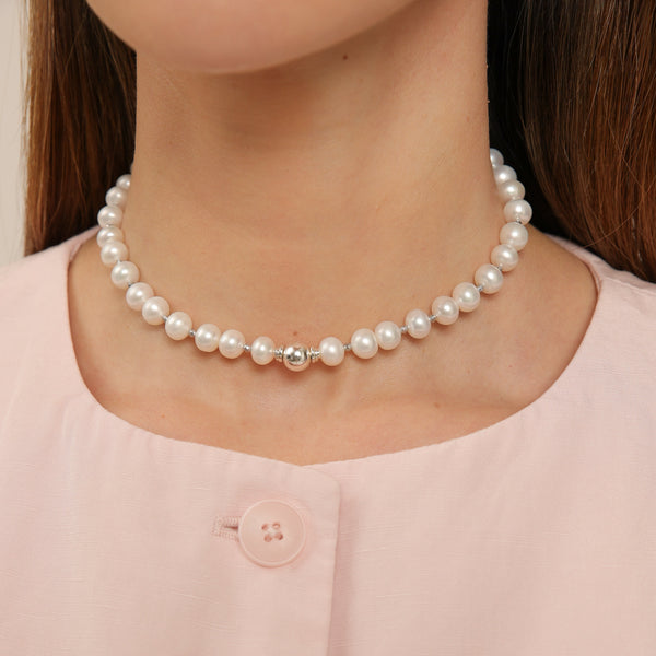 Collier ras-de-cou en perles - Sphère centrale