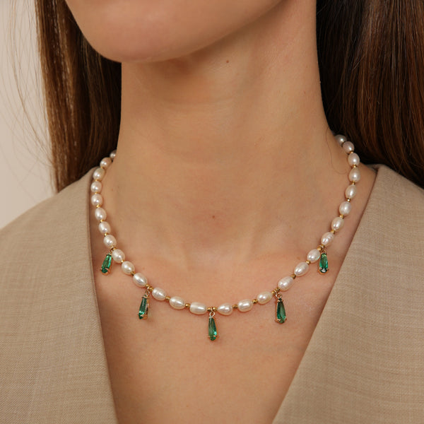 Collier de perles avec pendentifs en forme de larme verte