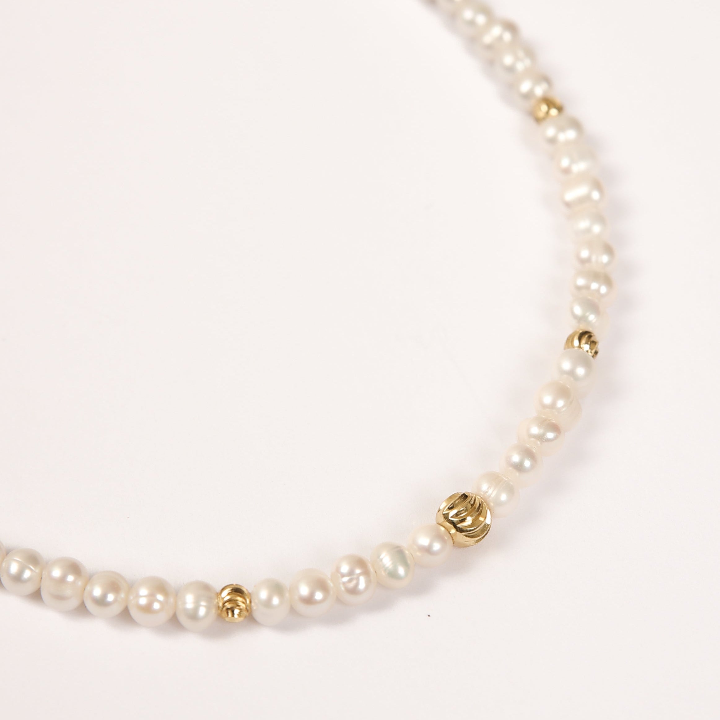 Collier de perles avec sphères rondes