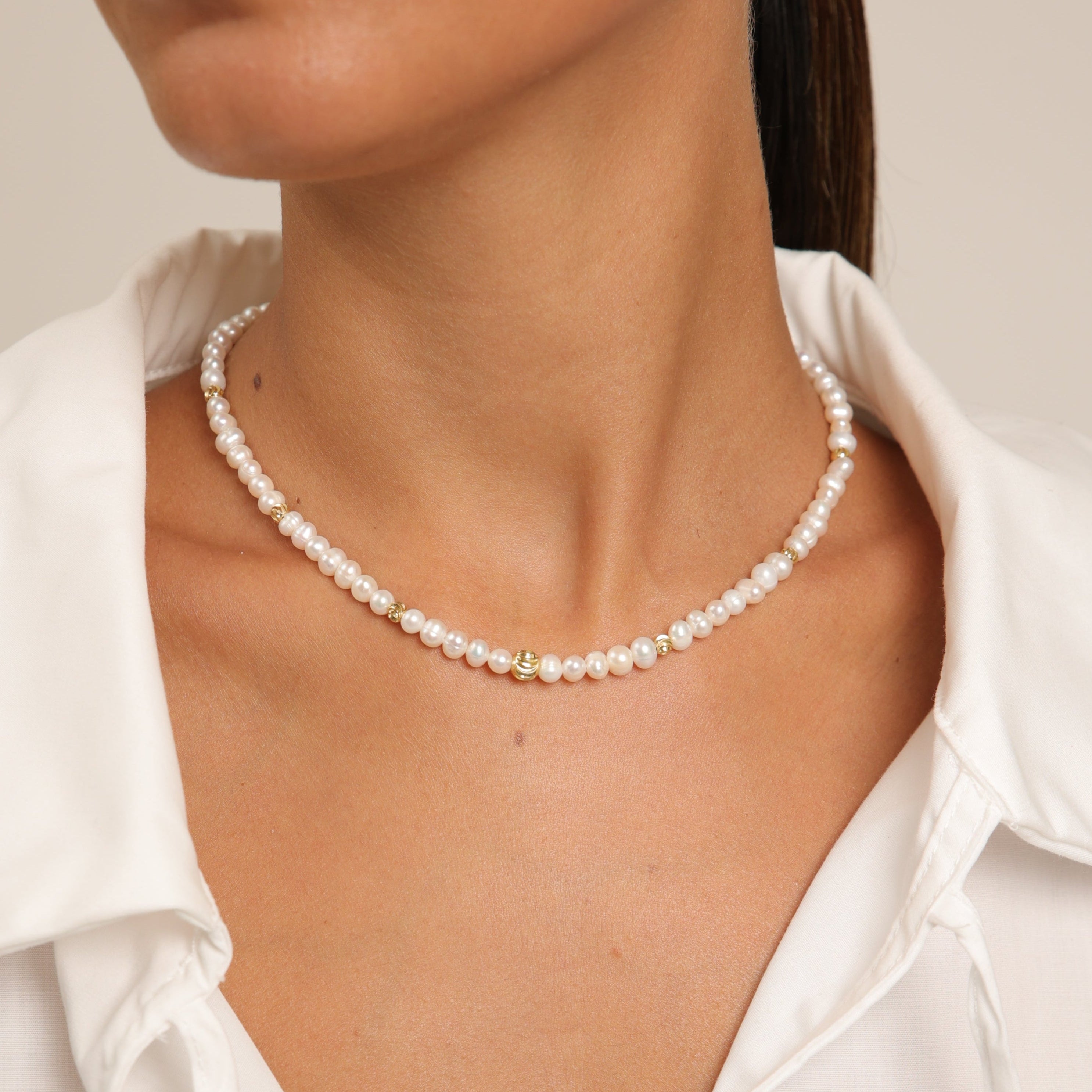 Collier de perles avec sphères rondes