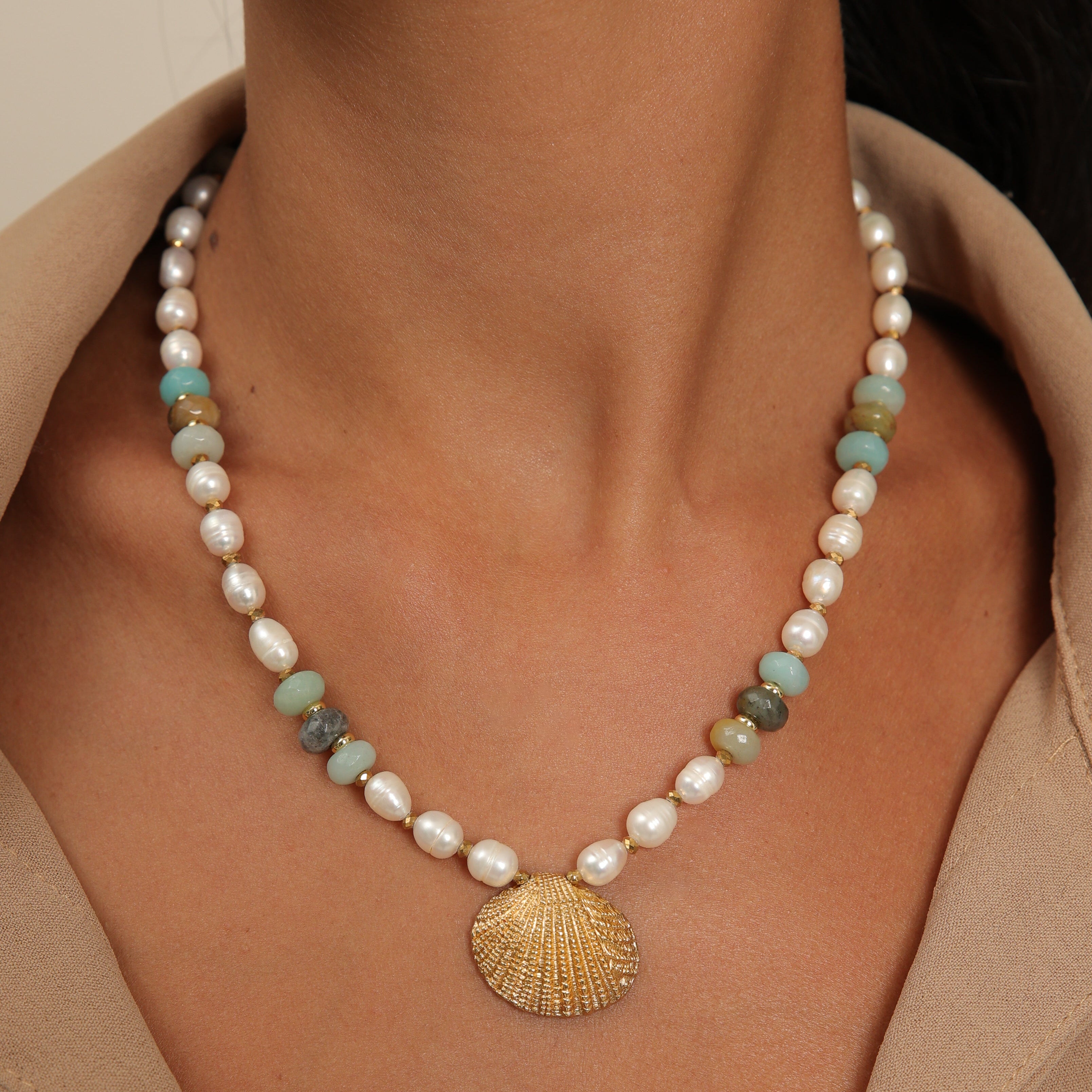 Collier de perles - Pendentif en amazonite et coquillage
