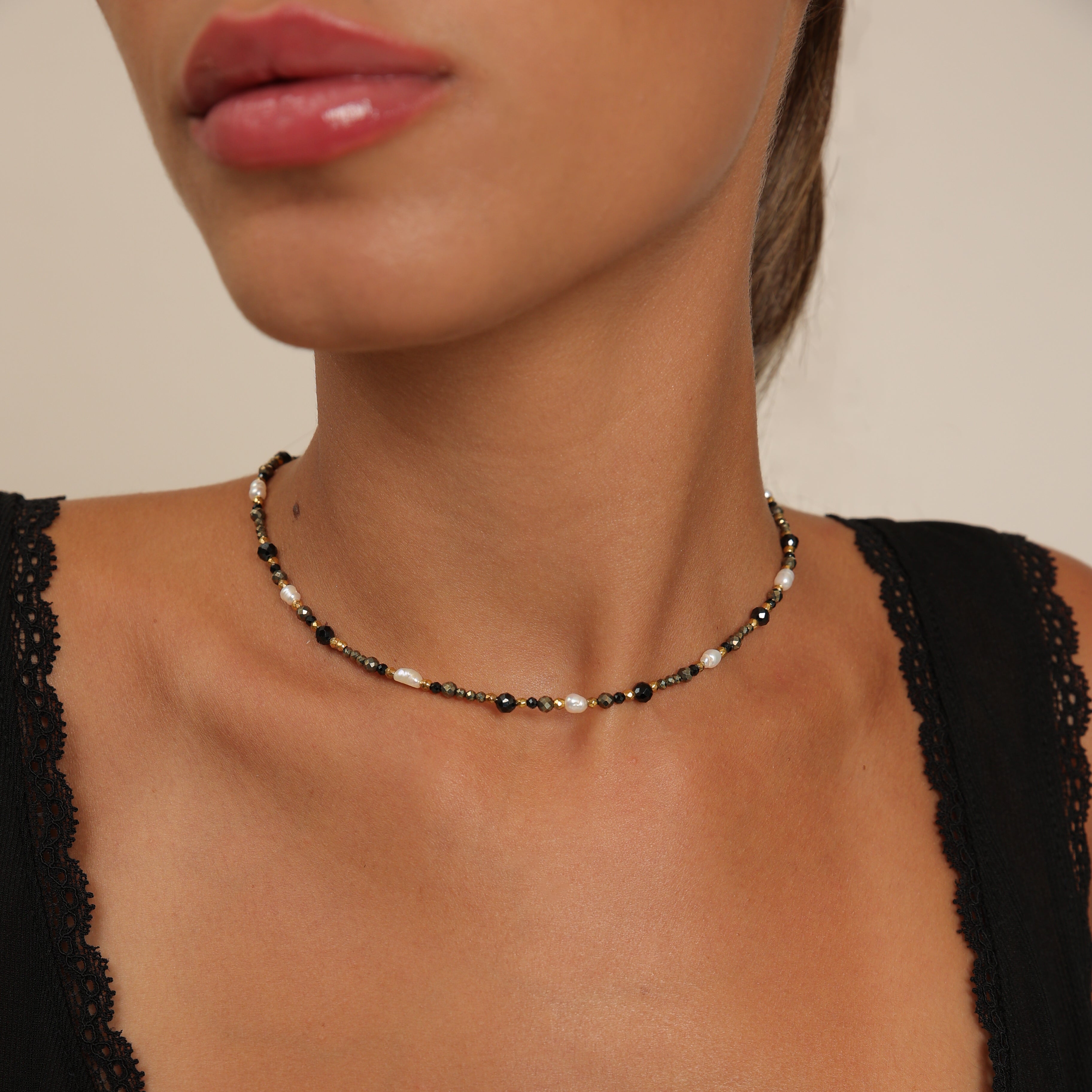 Collier ras-de-cou en pyrite avec perles de riz et onyx
