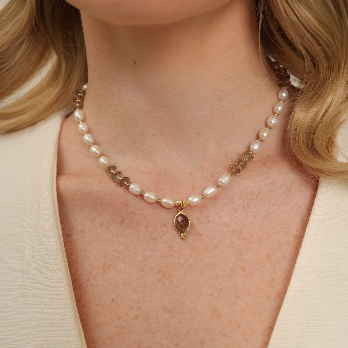 Collar de perlas con cuarzo ahumado