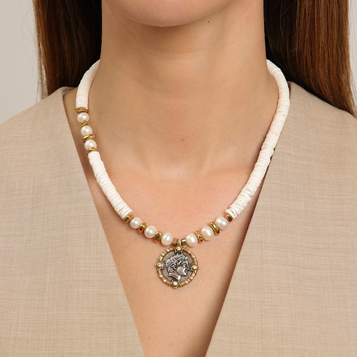 Gargantilla de coral blanco con colgante de moneda romana
