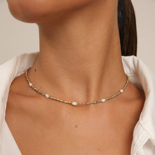 Collier ras du cou en hématite avec perles de riz
