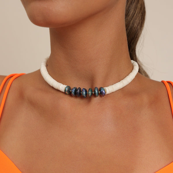 Collier ras du cou en corail blanc et perles de paon