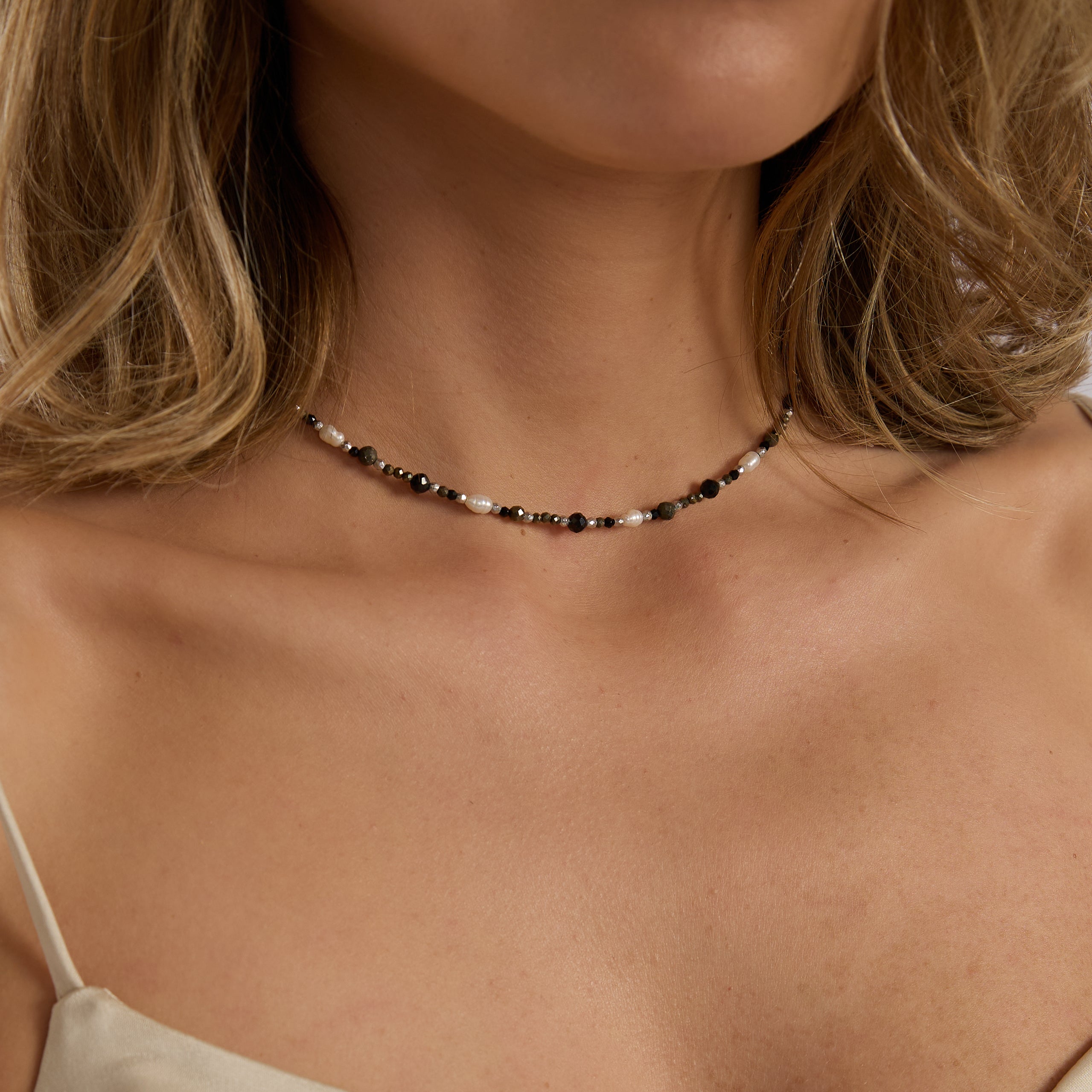 Collier ras-de-cou en pyrite avec perles de riz et onyx