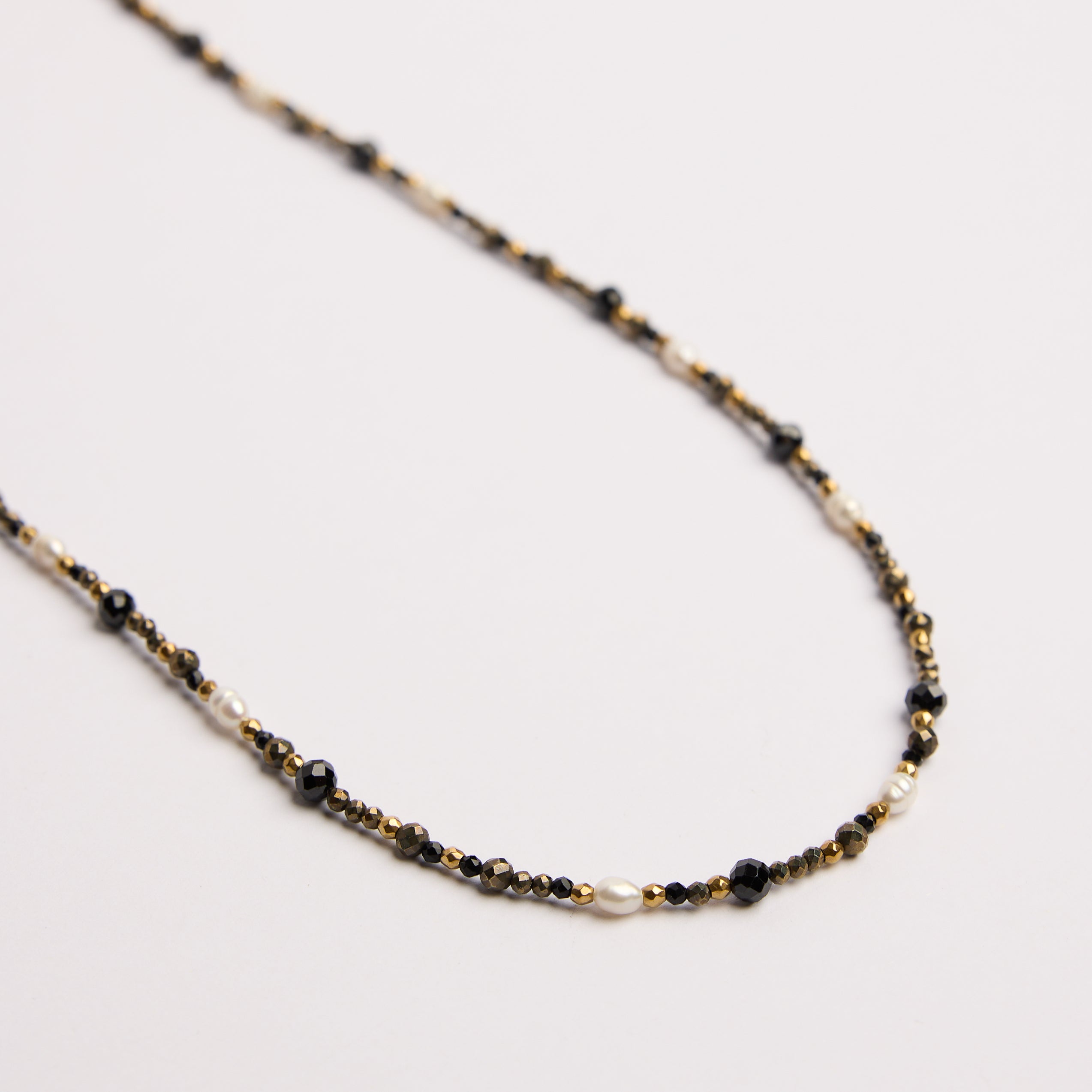 Collar de pirita con perlas de arroz y ónix