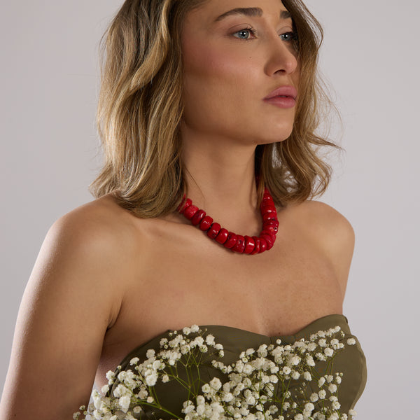 Collier ras du cou en corail rouge avec perles