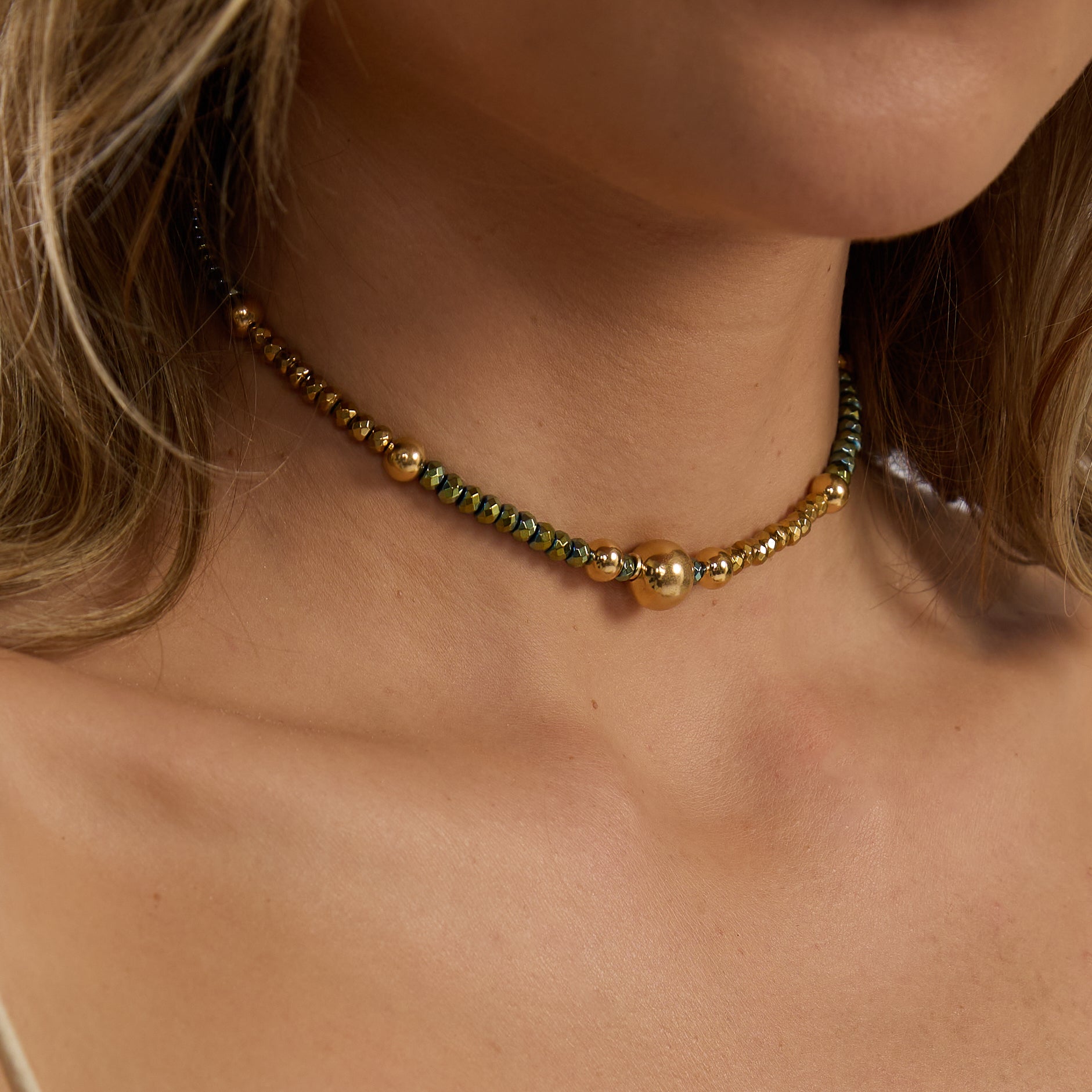 Collier ras-de-cou en hématite avec sphères dorées