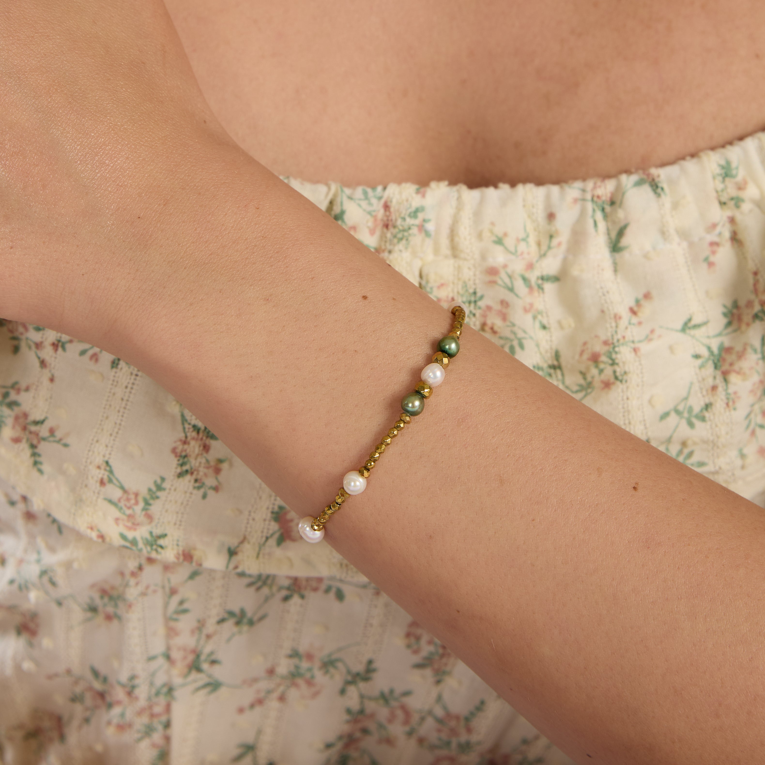 PULSERA DE HEMATITA - CON PERLAS BLANCAS Y VERDES