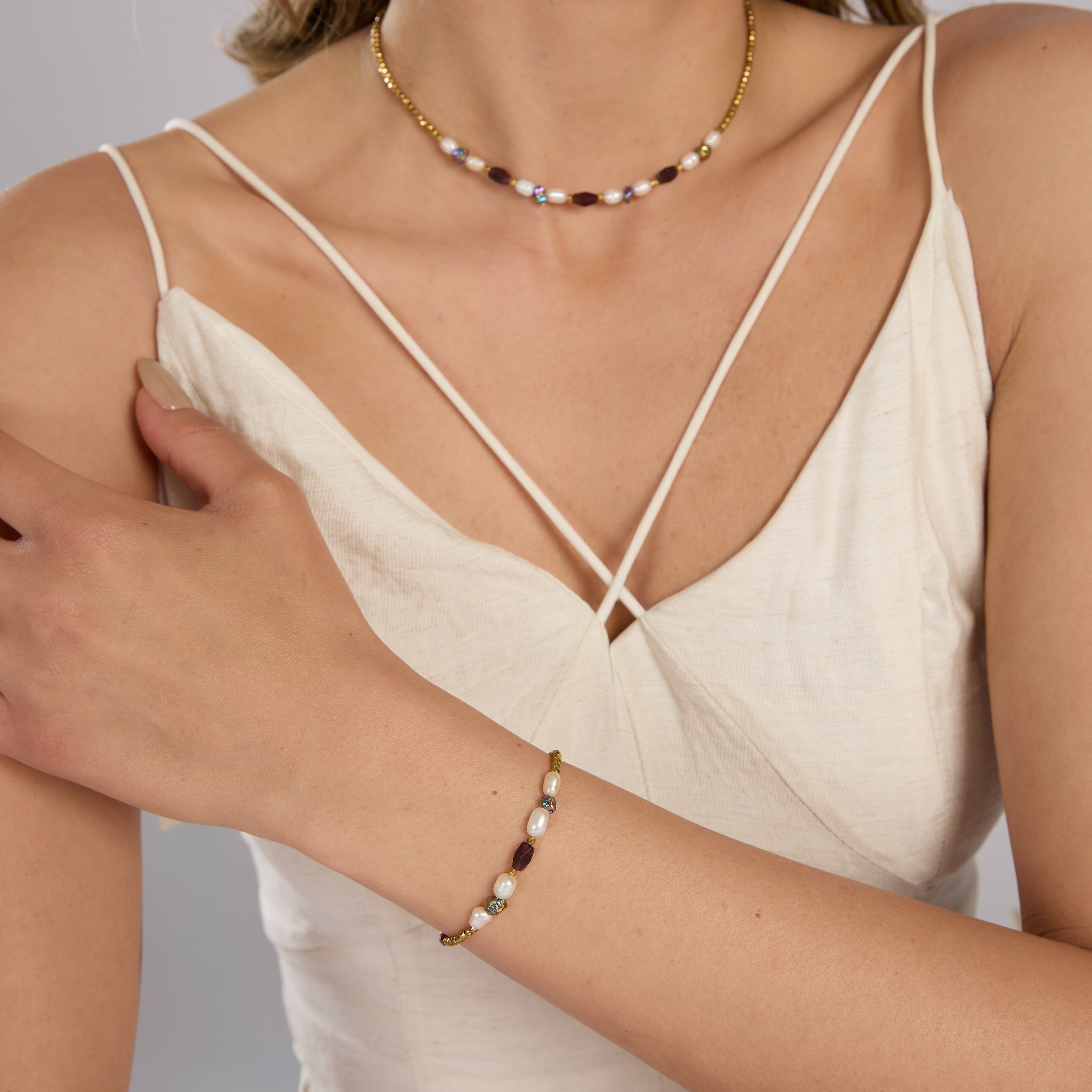 BRACELET EN HÉMATITE - ORNÉ DE PERLES, DE PYRITE ET DE GRENAT