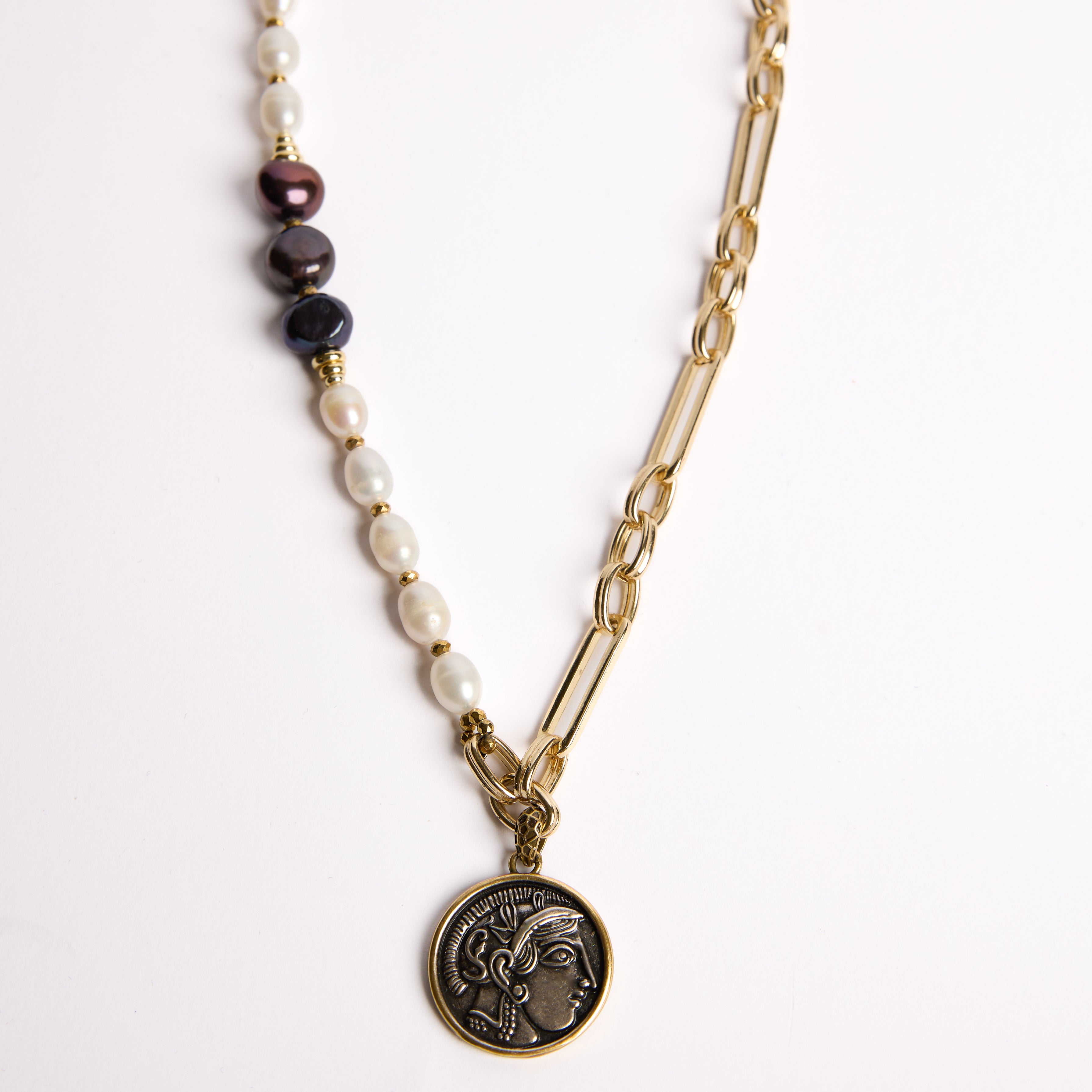 Collar de perlas con eslabones de medio oro