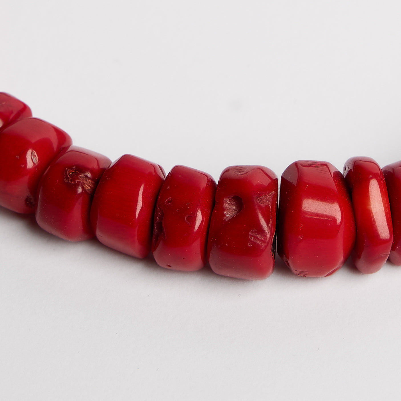 Collier ras du cou en corail rouge avec perles