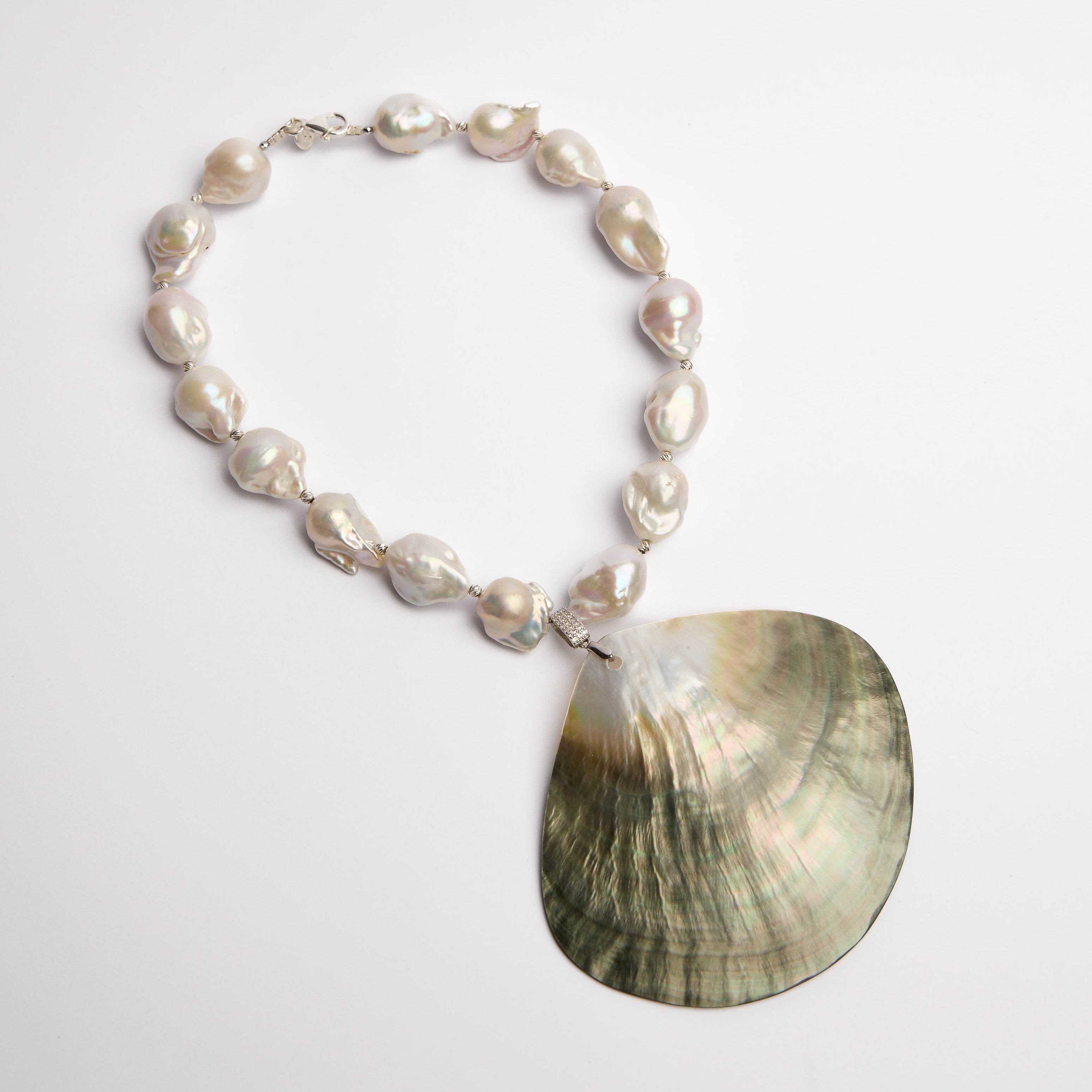 Collar de perlas con diseño anudado