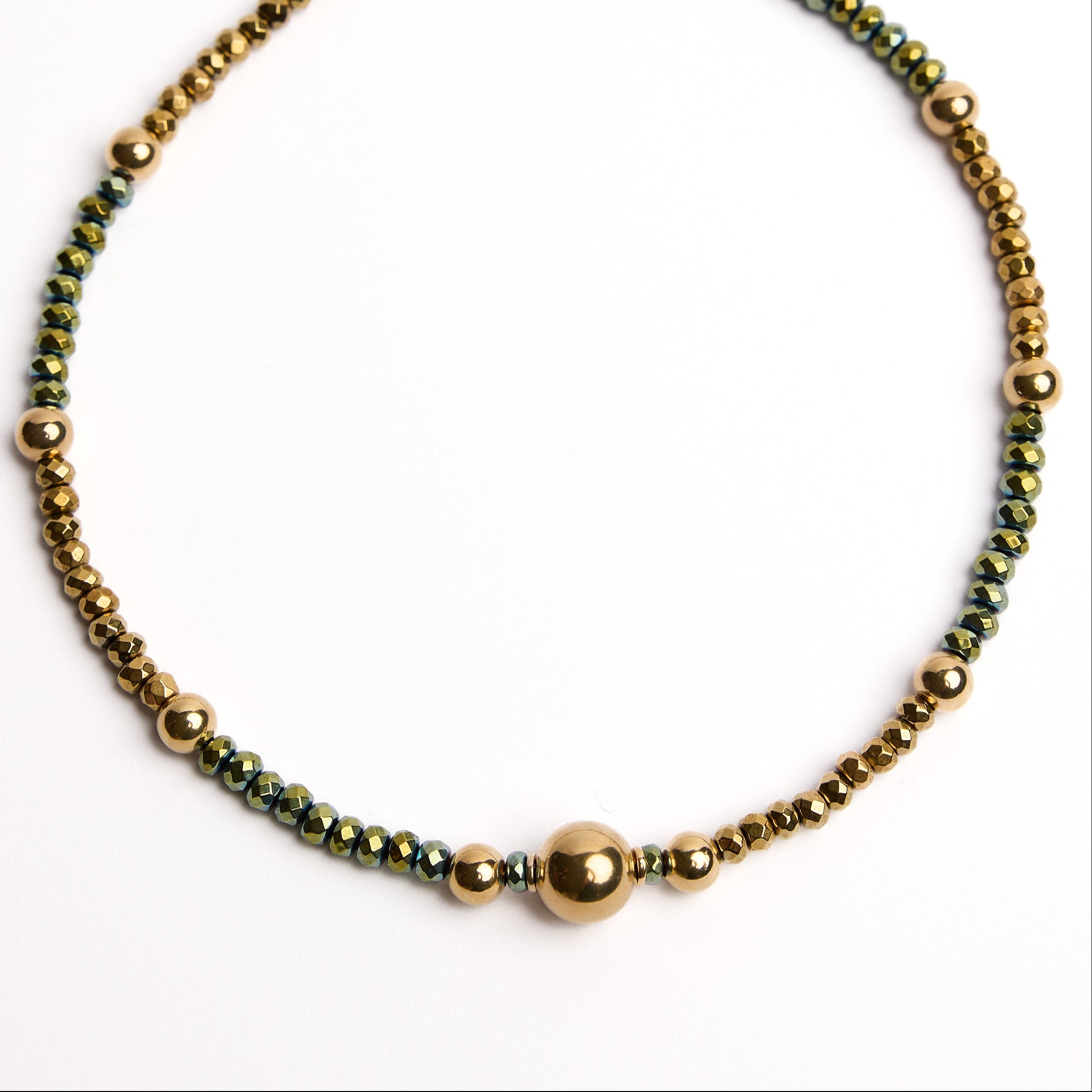Collier ras-de-cou en hématite avec sphères dorées