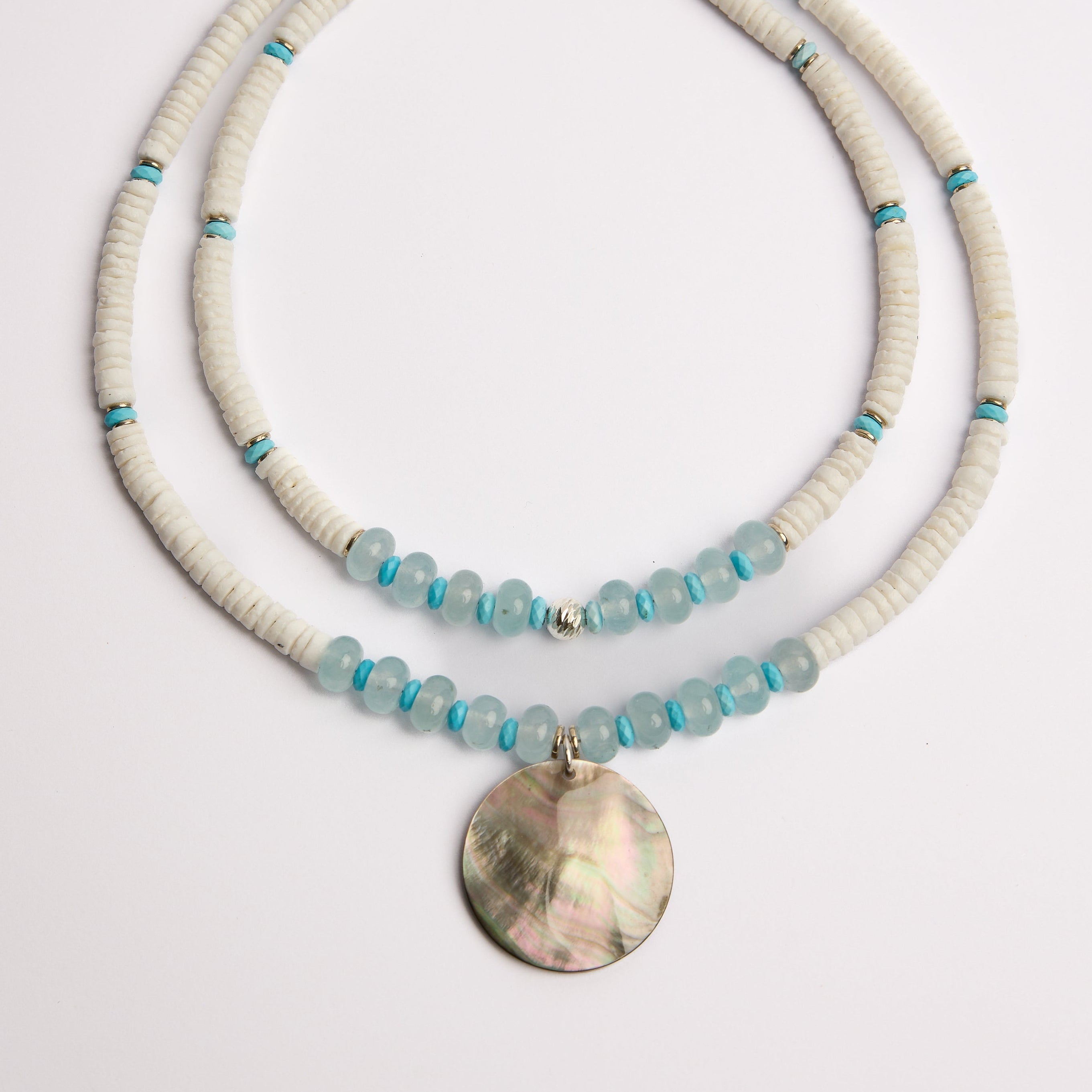 Collier ras-de-cou en corail blanc avec pendentif en forme de pièce romaine