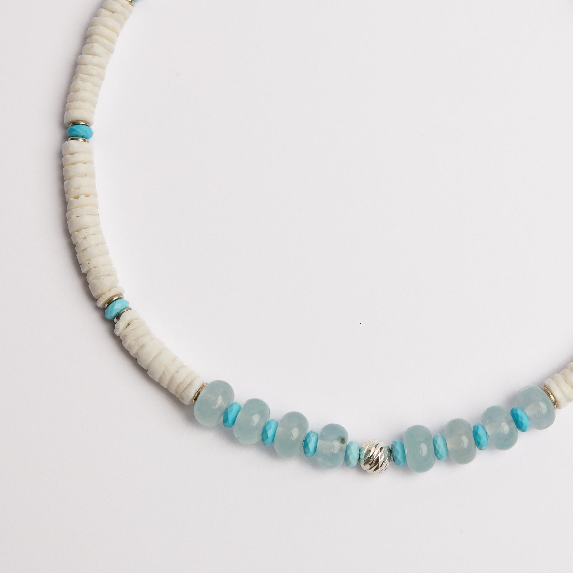 Collier ras-de-cou en corail blanc avec pendentif en forme de pièce romaine