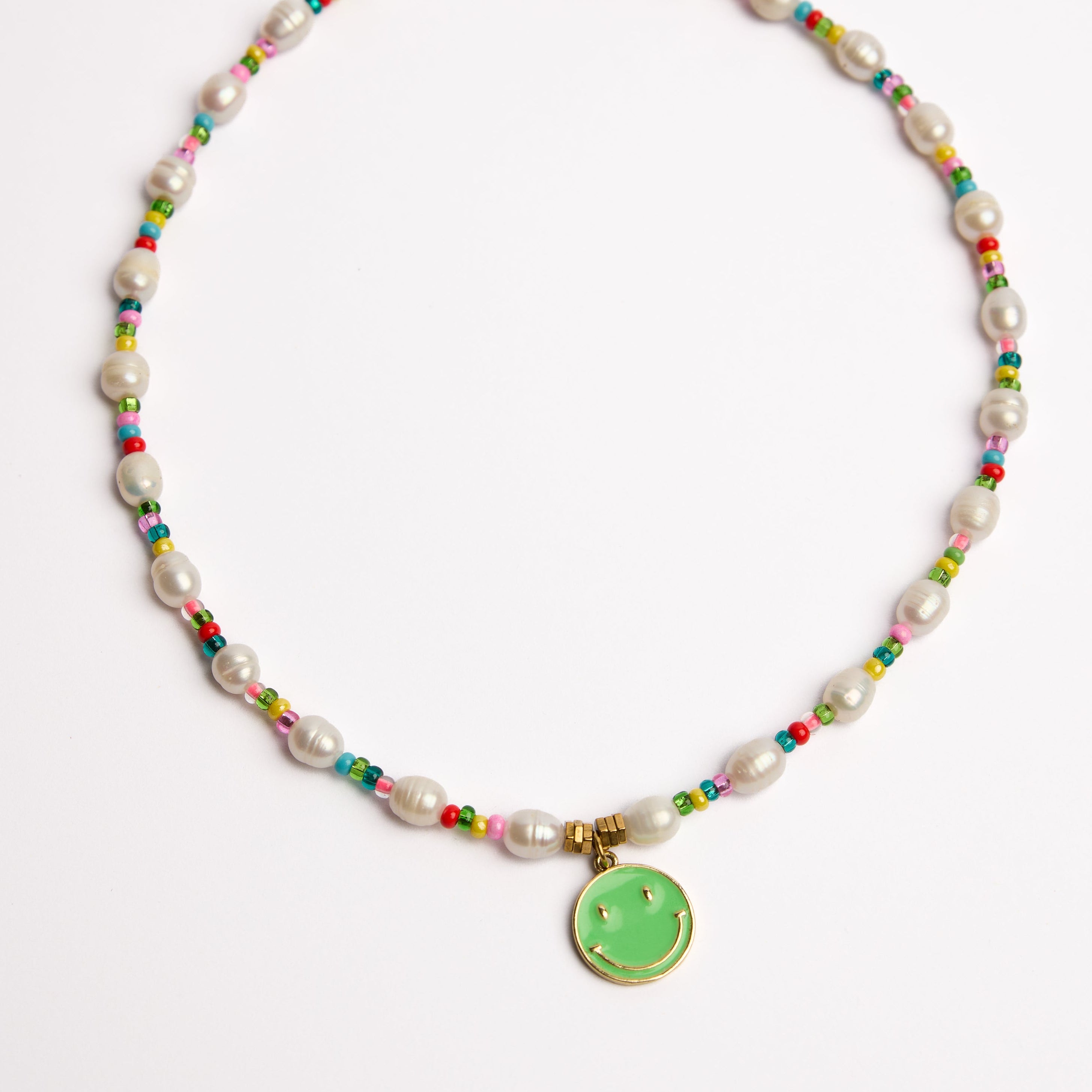 Collier de perles avec pendentif smiley doré