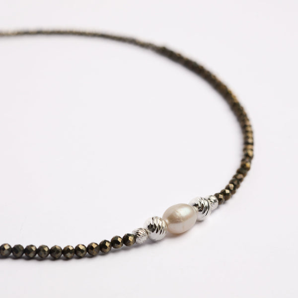 Collier ras du cou en pyrite avec perle de riz